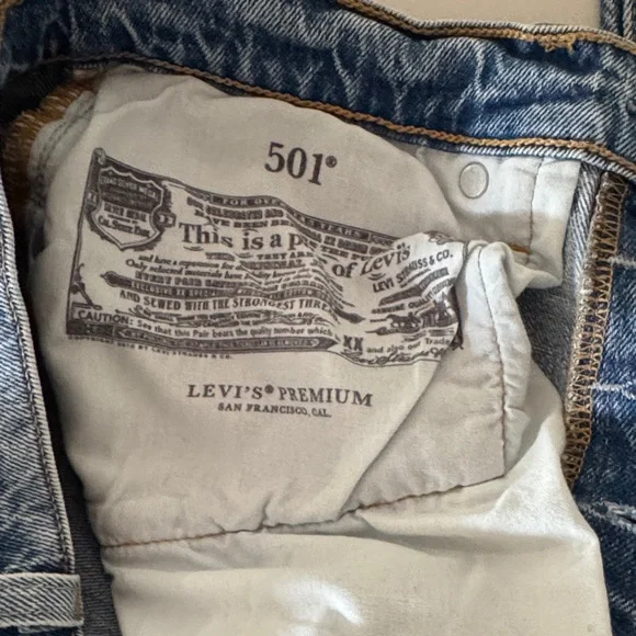 Levi's Women's Straight Leg Light Blue Denim Jeans - Picture 7 of 7